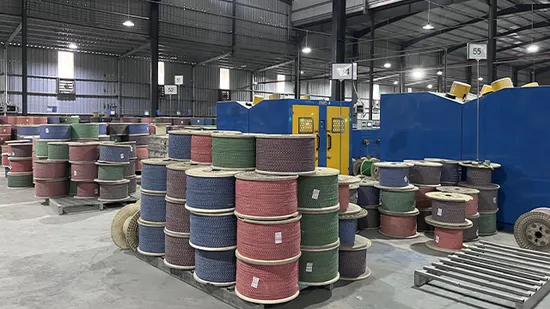 Caja de herramientas de apertura completa con placa estriada de 1700 mm y 4 elementos integrados